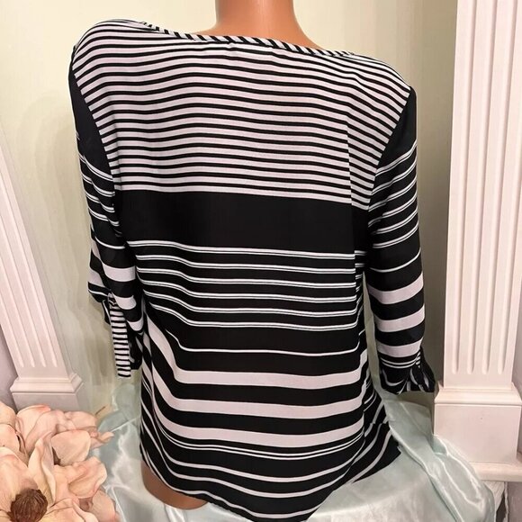 Cato. Size Medium. Black & white stripe pullover. V-neck. 3/4 sleeve. B100 - Picture 2 of 6